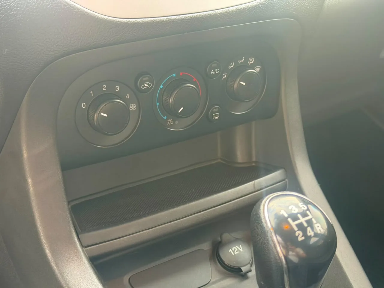 Ford KA SE — foto 10 de 10